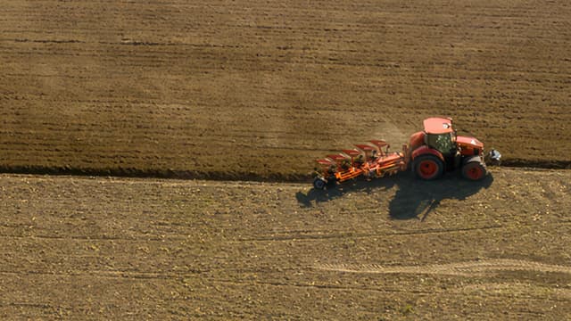 Charrues réversibles montées et semi-remontées